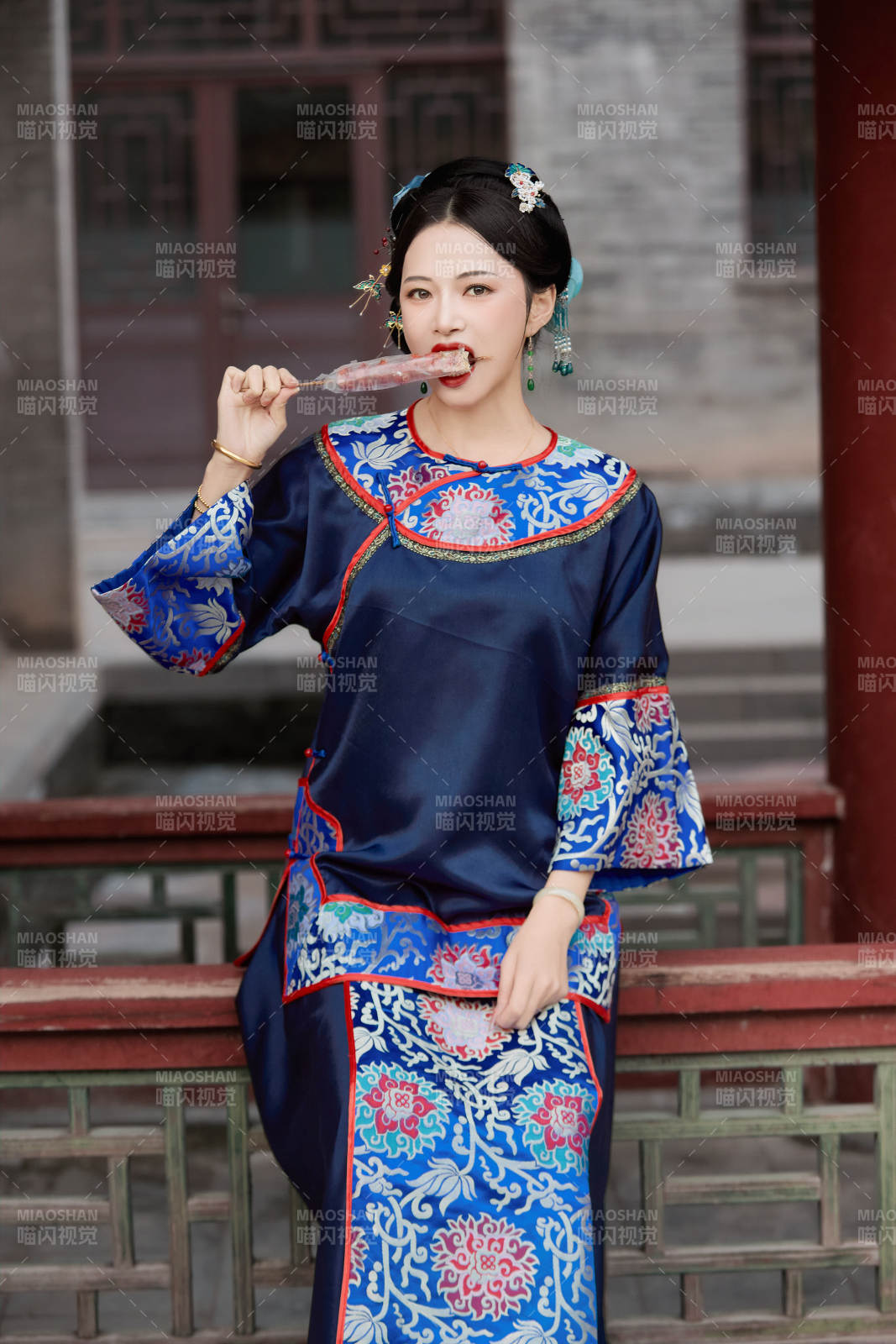 身穿中國清代晚期服飾吃糖葫蘆的中國美女