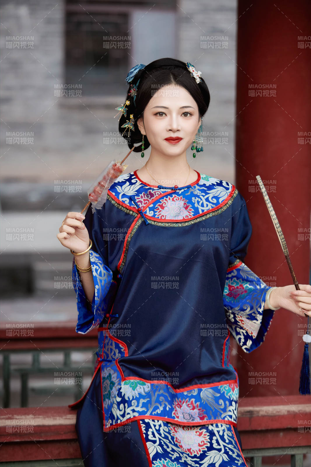 身穿中國清代晚期服飾吃糖葫蘆的中國美女