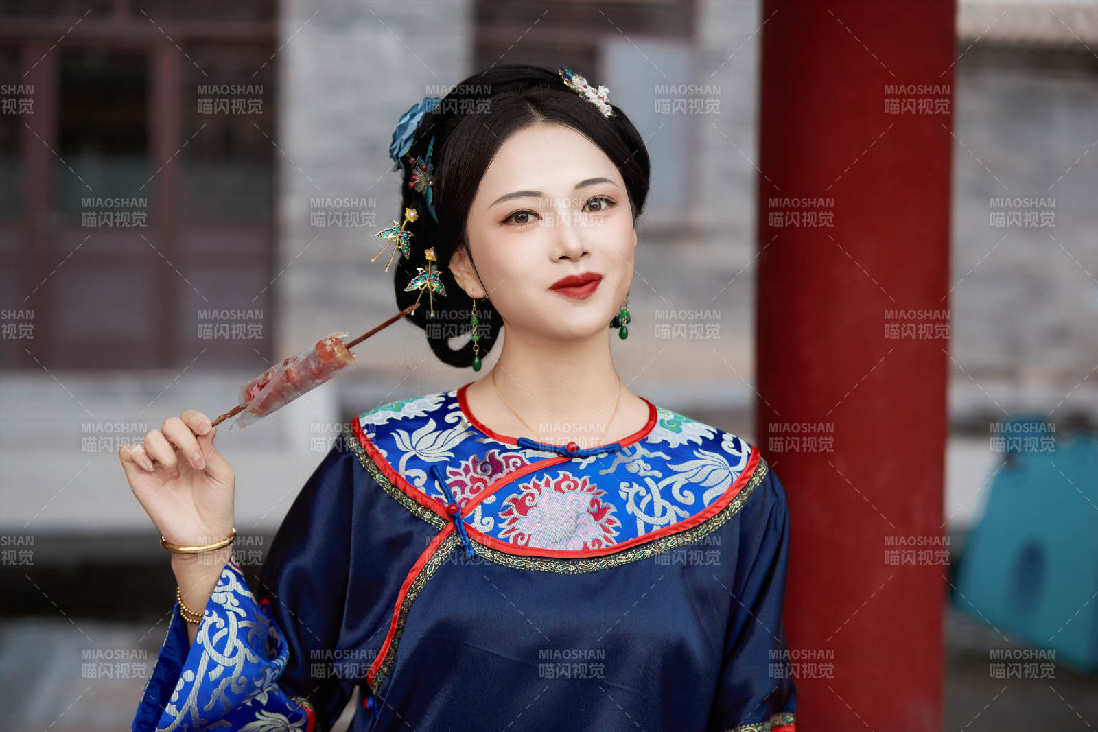 身穿中國清代晚期服飾吃糖葫蘆的中國美女