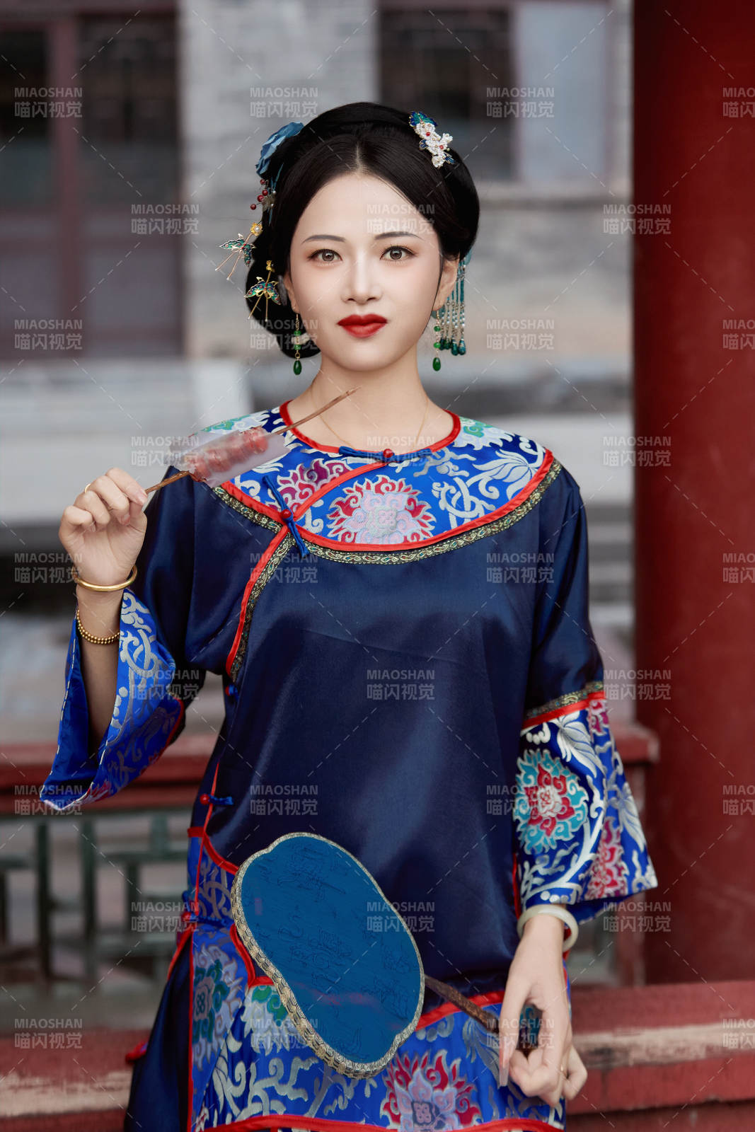 身穿中國清代晚期服飾吃糖葫蘆的中國美女