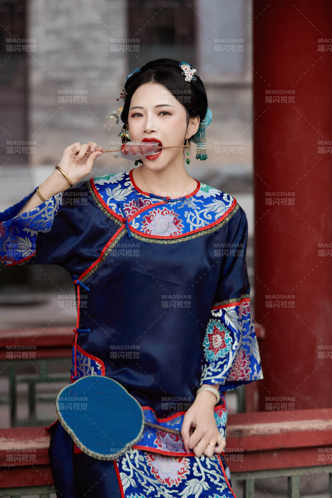 身穿中國清代晚期服飾吃糖葫蘆的中國美女