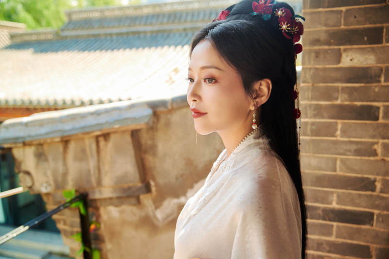 穿着中国汉族服饰马面裙的东方女性