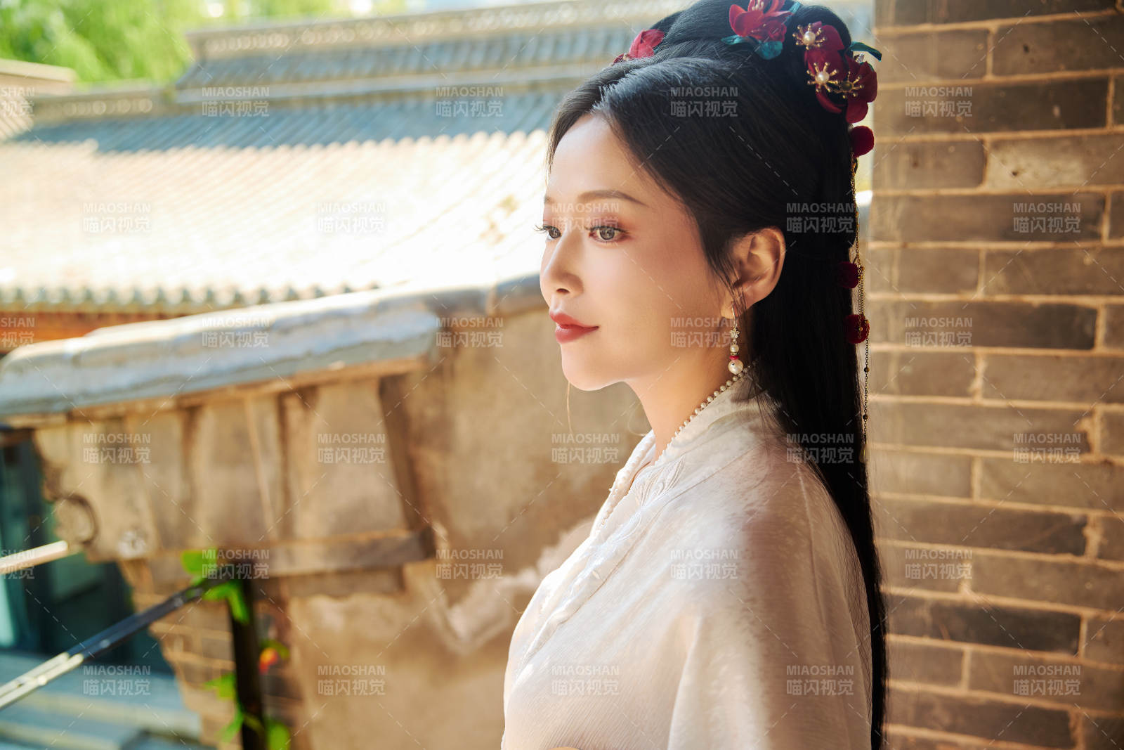 穿着中国汉族服饰马面裙的东方女性