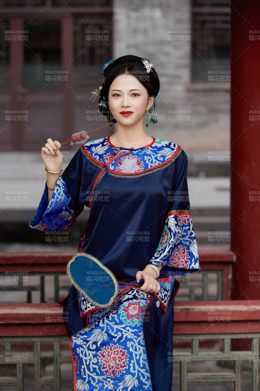 身穿中國清代晚期服飾吃糖葫蘆的中國美女