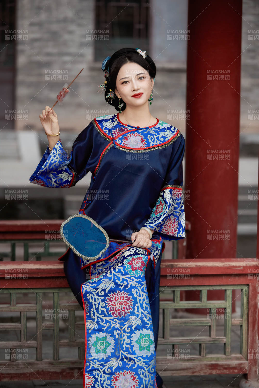 身穿中国清代晚期服饰吃糖葫芦的中国美女