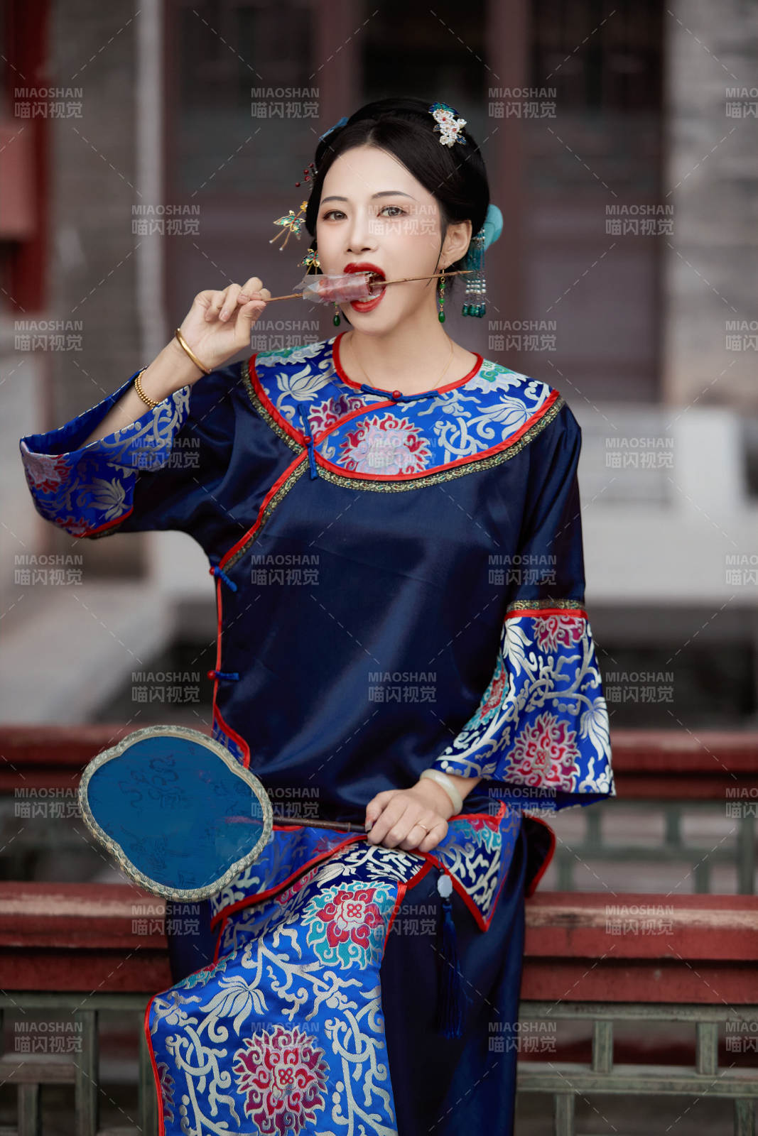 身穿中國清代晚期服飾吃糖葫蘆的中國美女