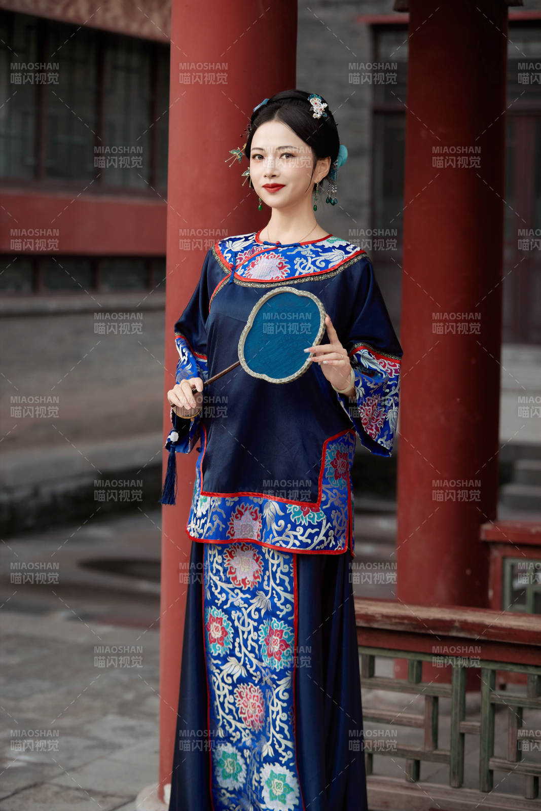 穿著中國清代晚期服飾手拿扇子的中國美女