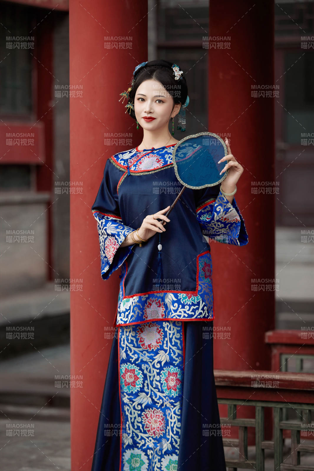 穿著中國清代晚期服飾手拿扇子的中國美女