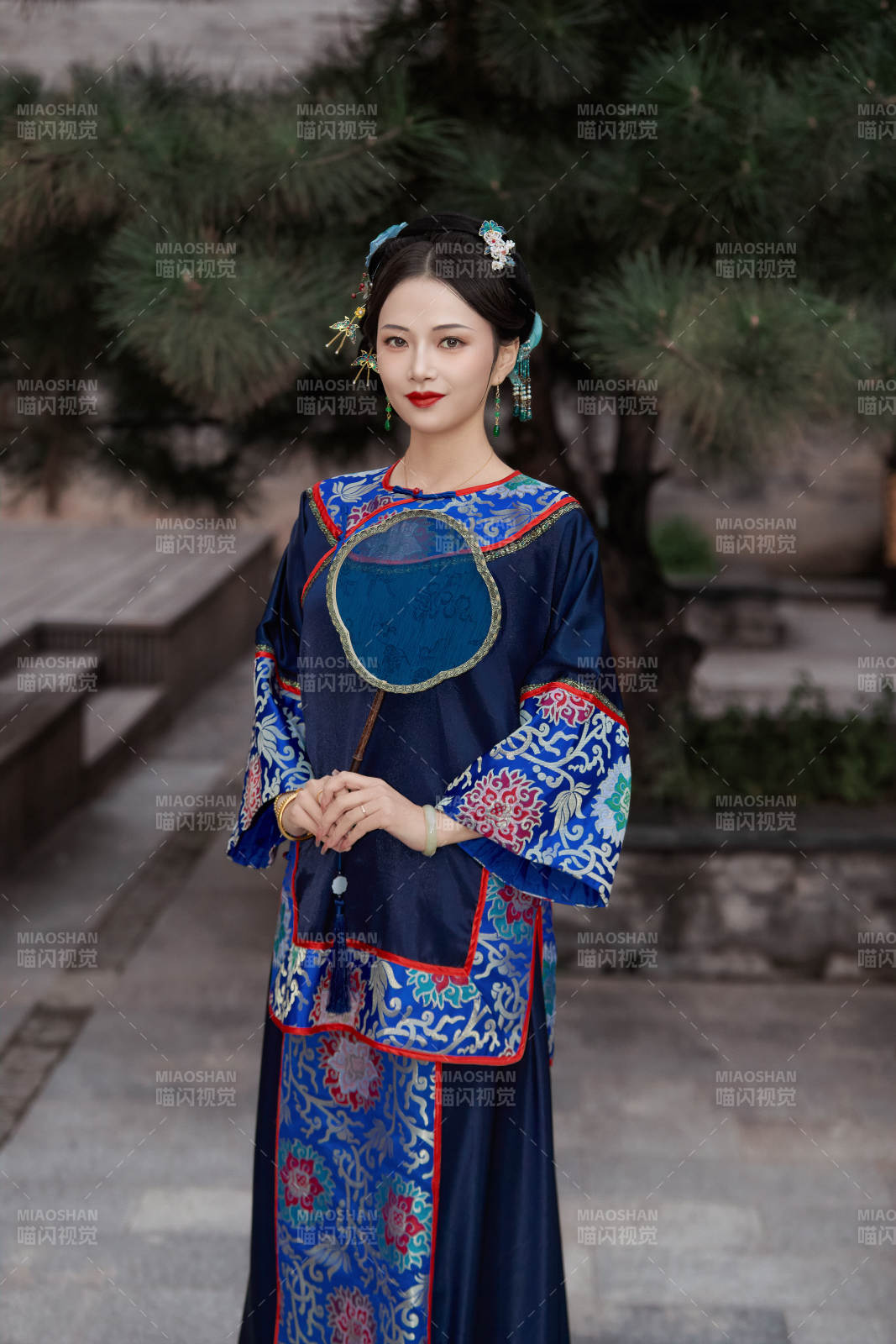 穿著中國清代晚期服飾手拿扇子的中國美女