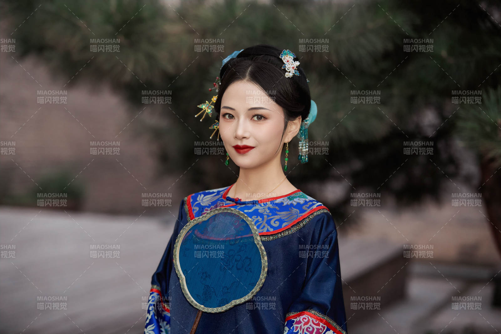 穿著中國清代晚期服飾手拿扇子的中國美女