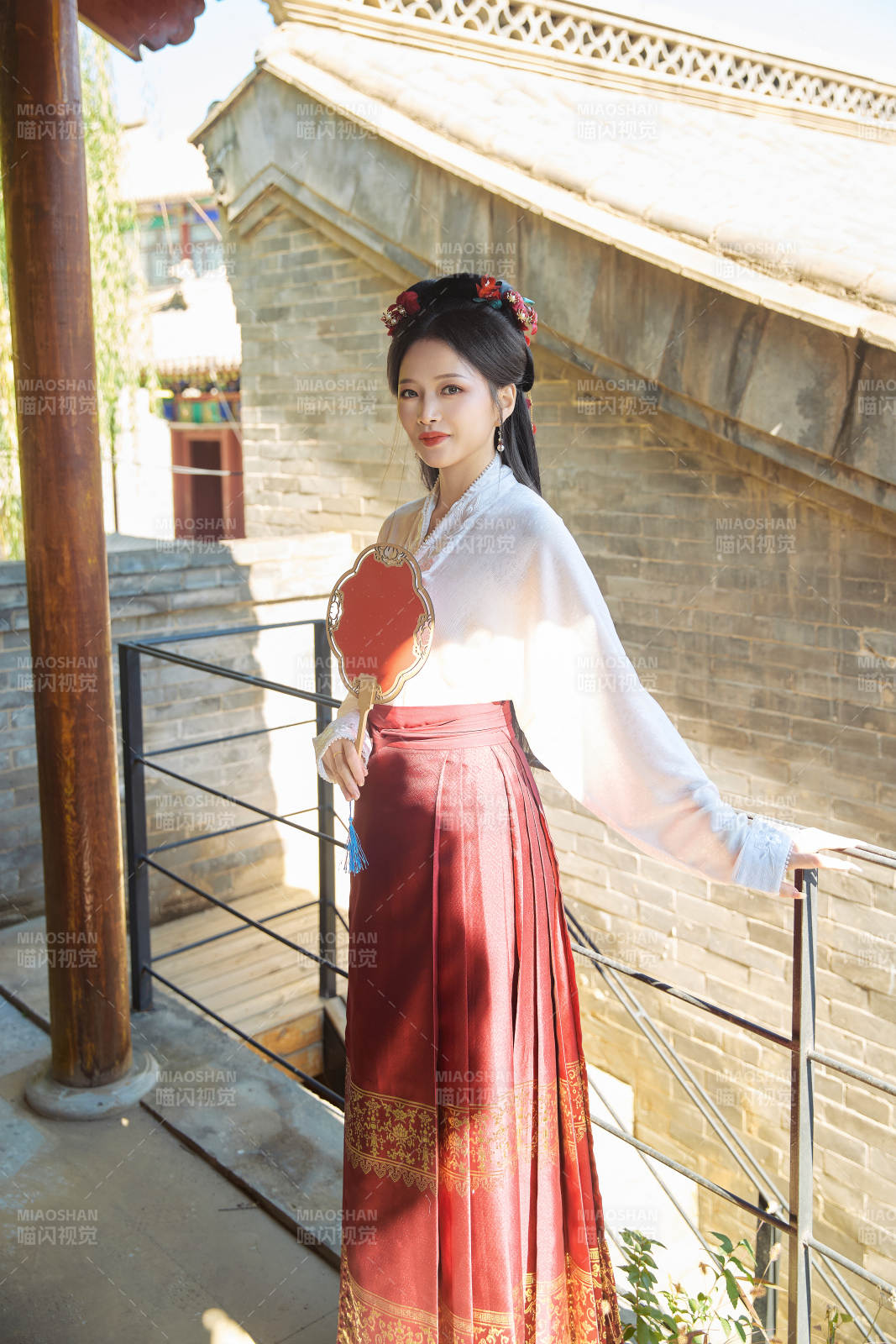 穿著中國漢族服飾馬面裙的東方女性