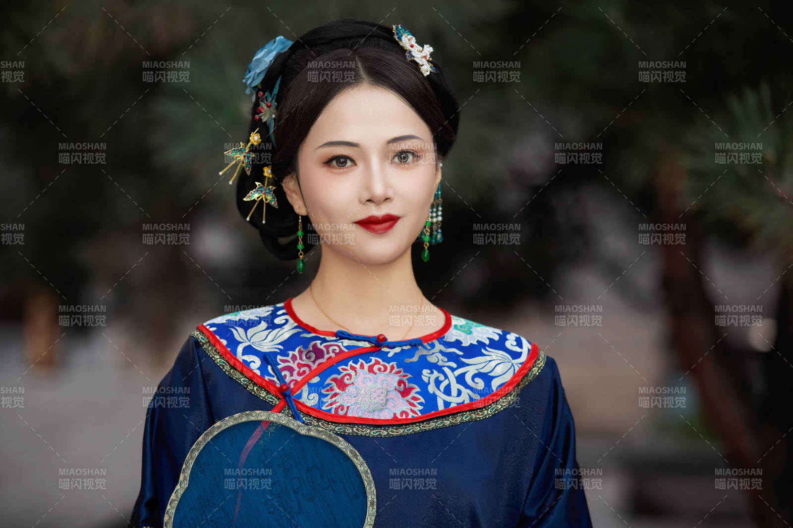 穿著中國清代晚期服飾手拿扇子的中國美女