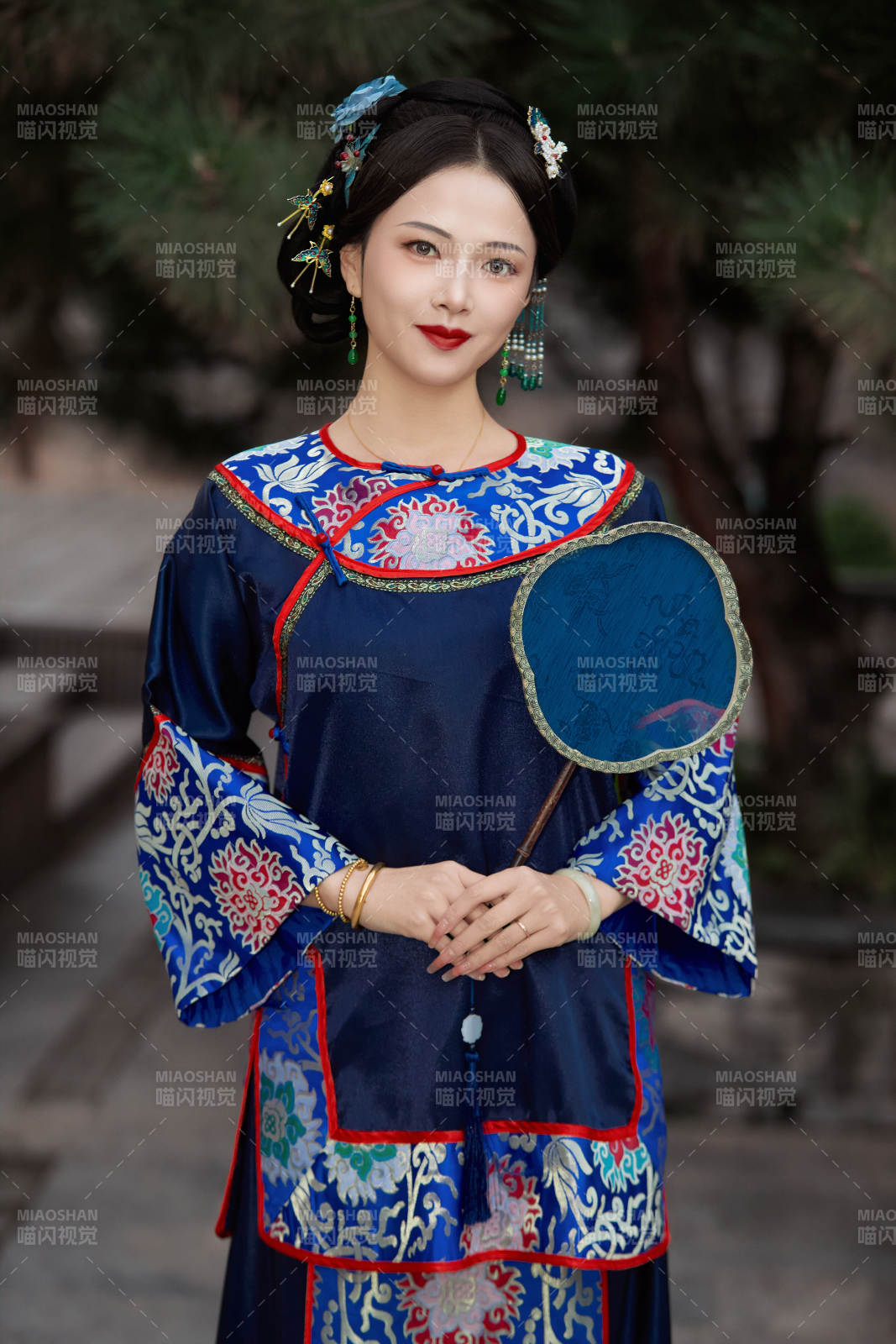 穿著中國清代晚期服飾手拿扇子的中國美女