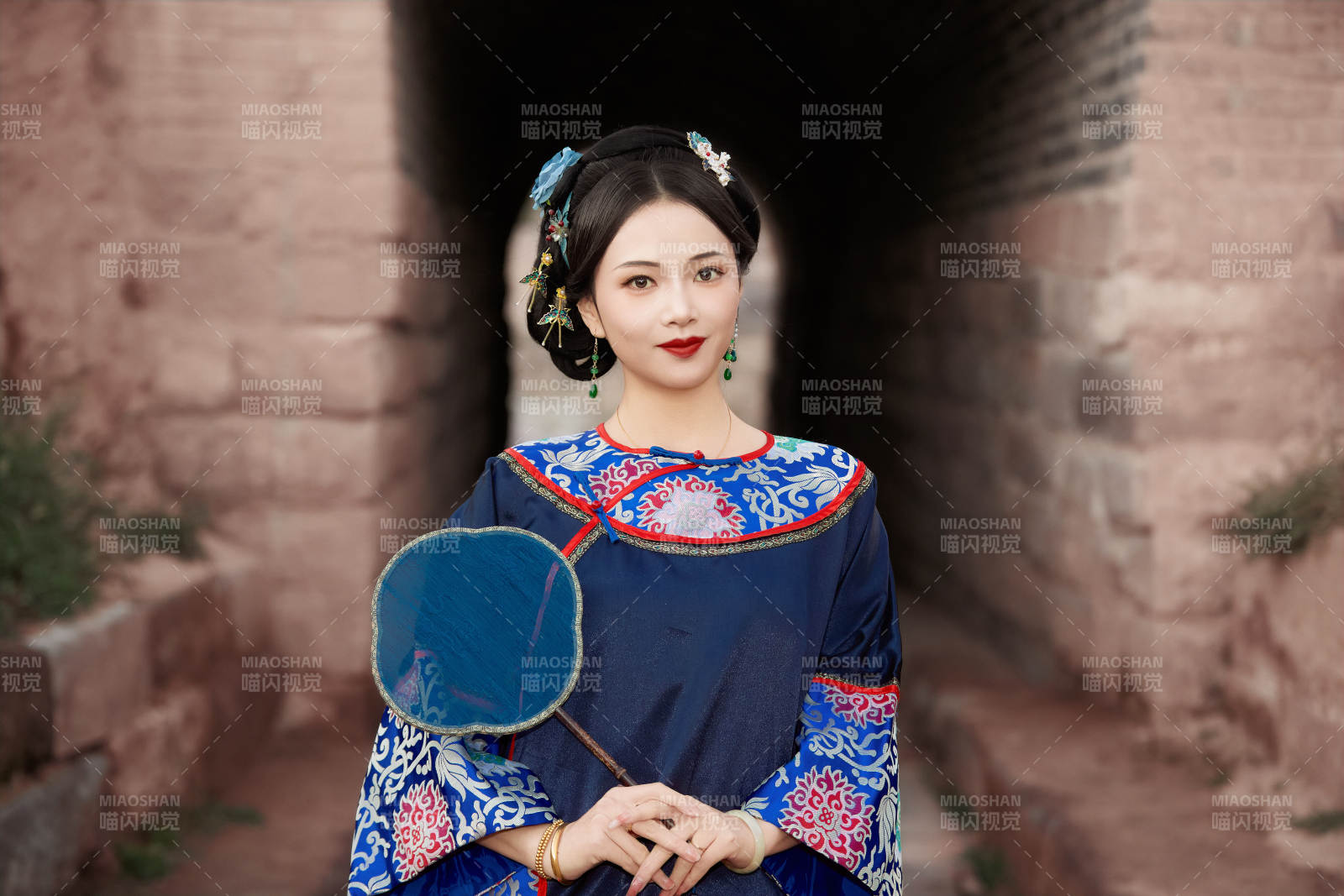 穿著中國晚清服飾在古城拍照的亞洲女性