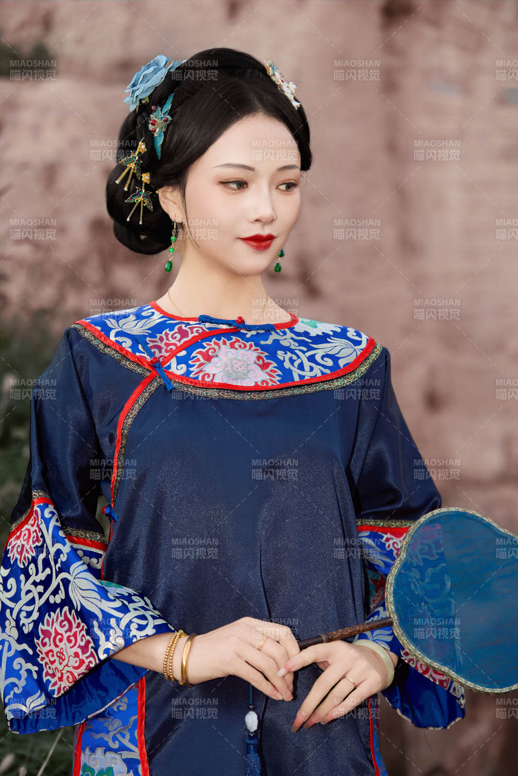 穿著中國晚清服飾在古城拍照的亞洲女性