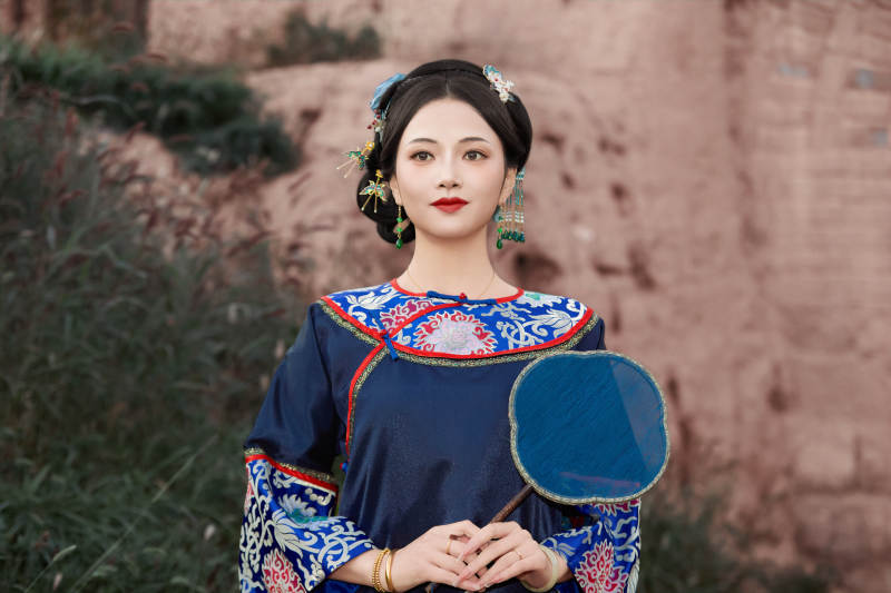 穿着中国晚清服饰在古城拍照的亚洲女性