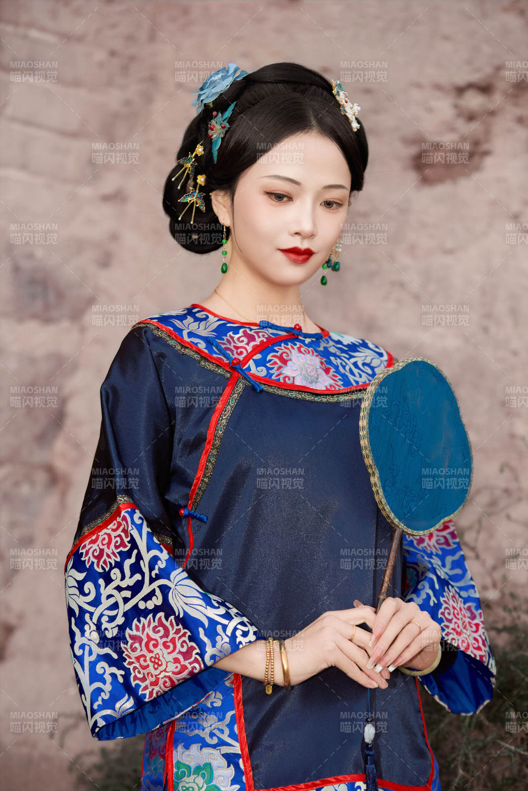 穿著中國晚清服飾在古城拍照的亞洲女性