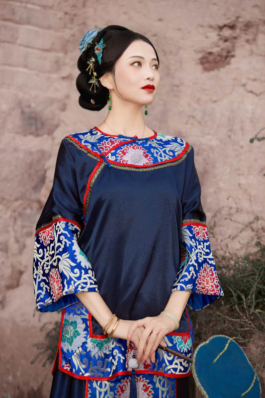 穿着中国晚清服饰在古城拍照的亚洲女性