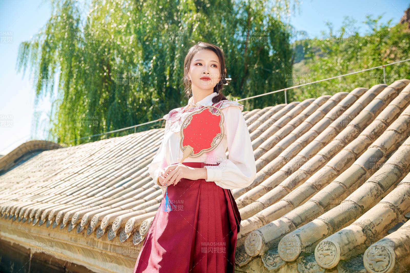 穿著中國(guó)漢族服飾馬面裙的東方女性