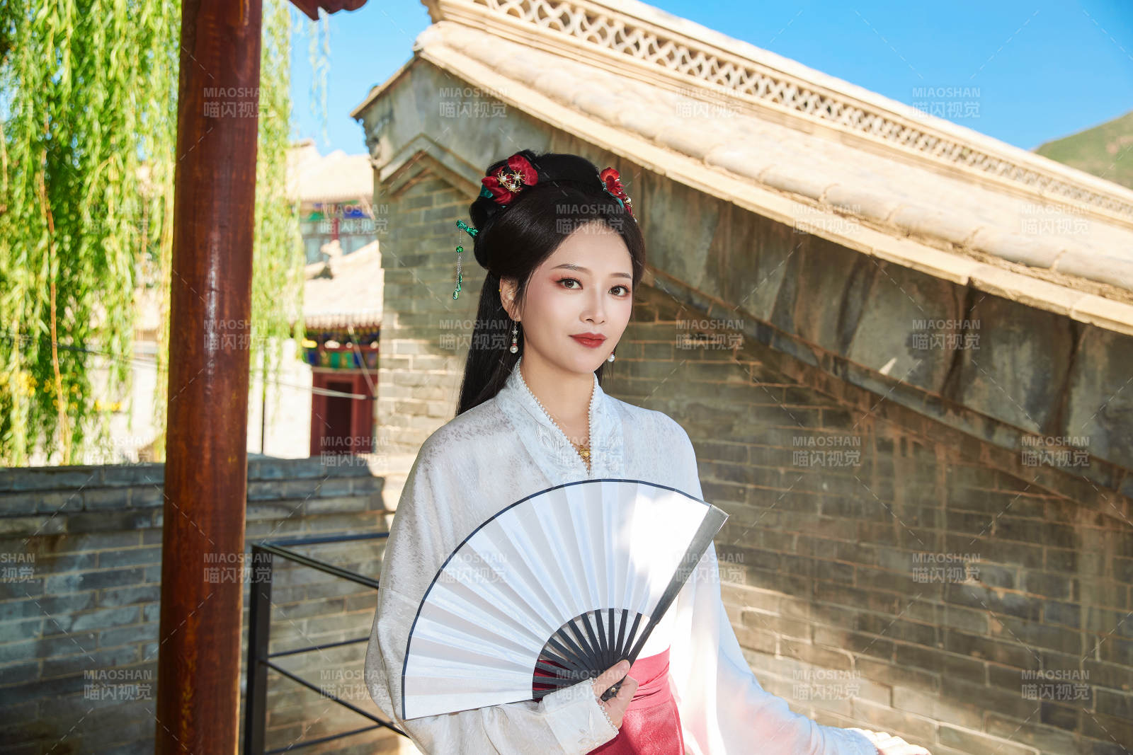 穿著中國(guó)漢族服飾馬面裙的東方女性