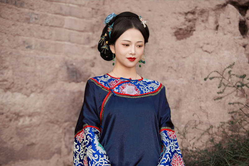 穿着中国晚清服饰在古城拍照的亚洲女性