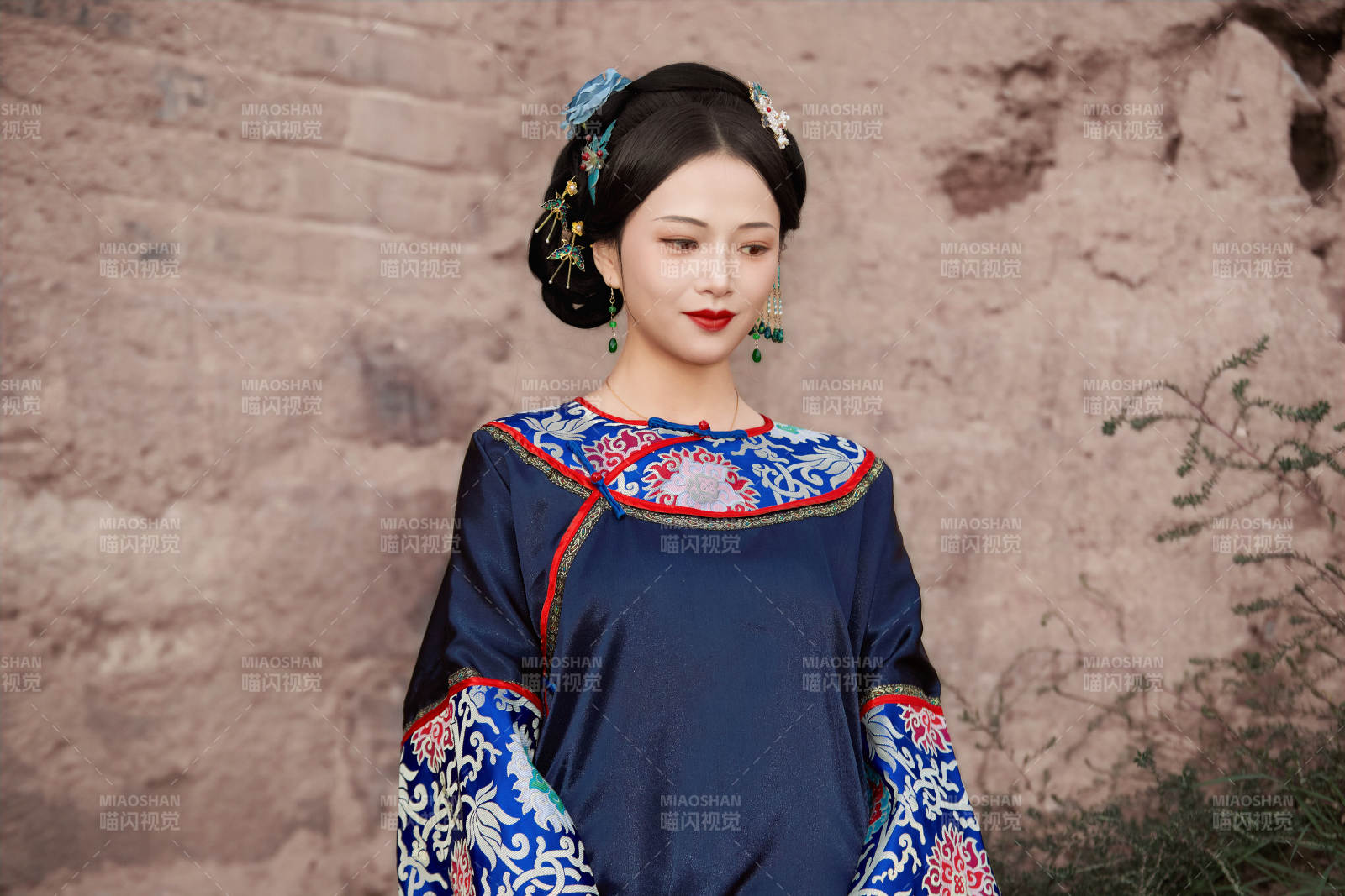 穿著中國晚清服飾在古城拍照的亞洲女性