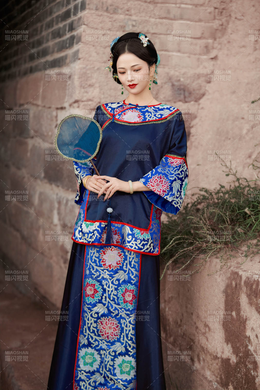 穿著中國晚清服飾在古城拍照的亞洲女性