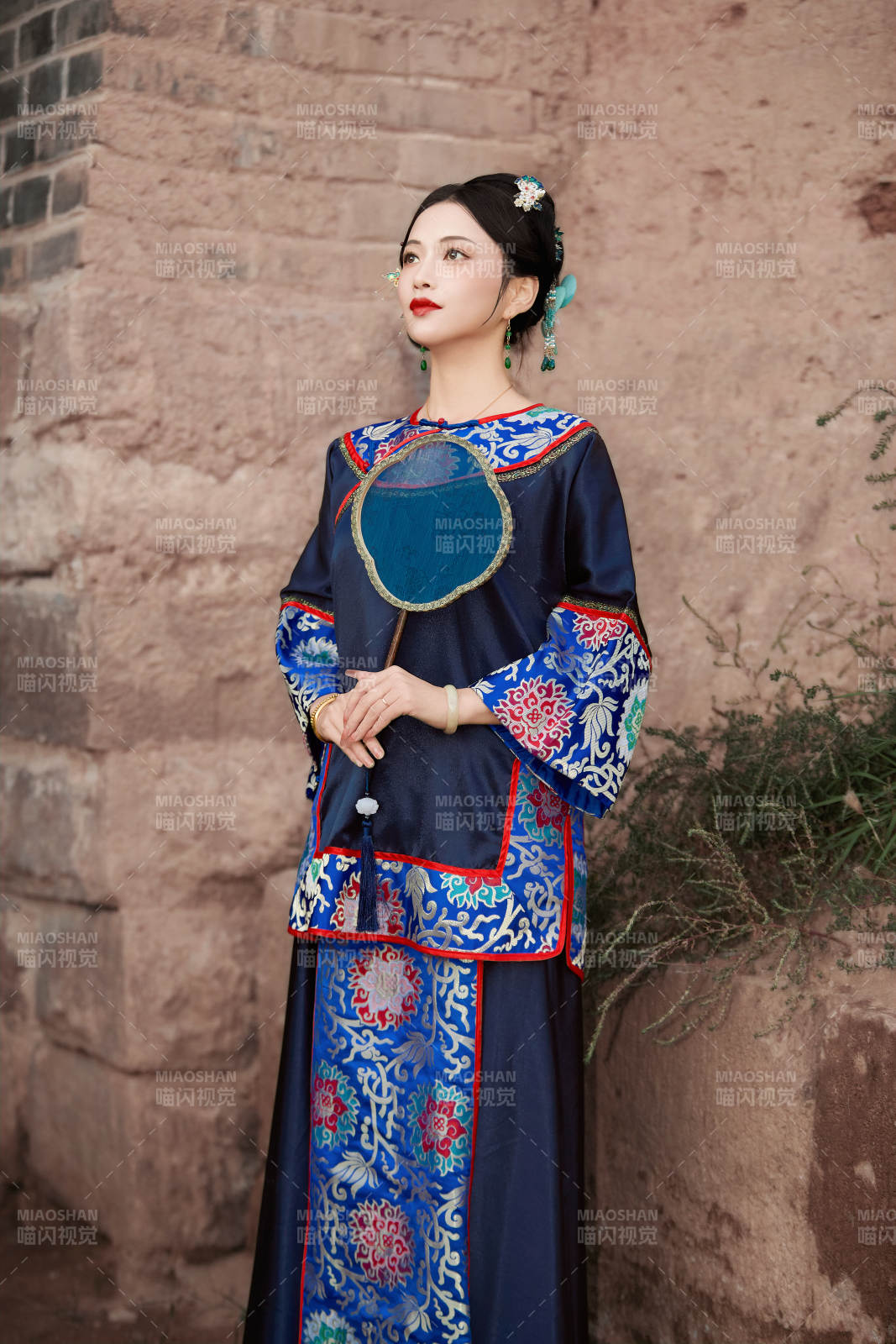 穿著中國晚清服飾在古城拍照的亞洲女性