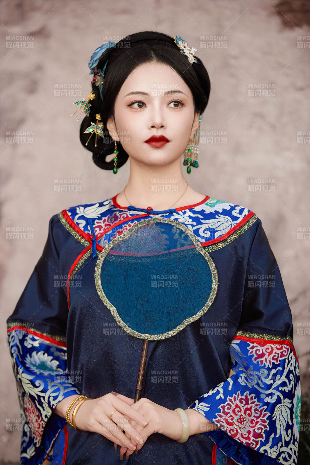 穿著中國晚清服飾在古城拍照的亞洲女性