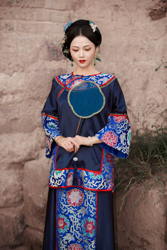 穿着中国晚清服饰在古城拍照的亚洲女性