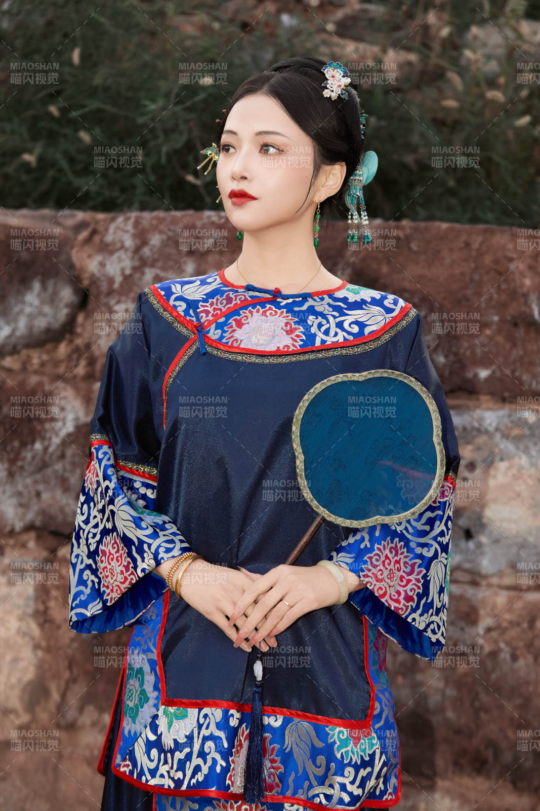 穿著中國晚清服飾在古城拍照的亞洲女性