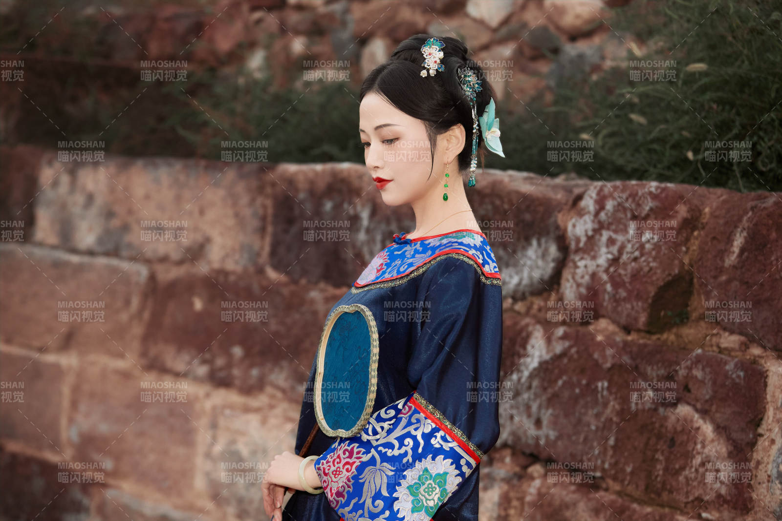 穿著中國晚清服飾在古城拍照的亞洲女性