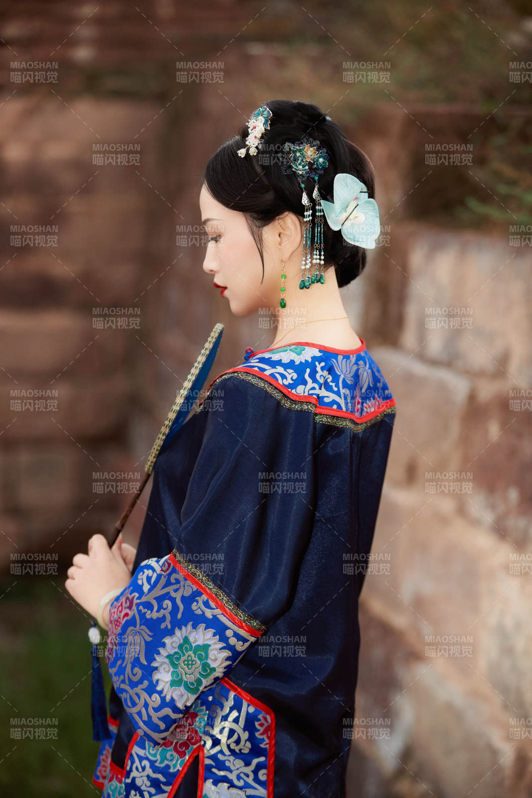 穿着中国晚清服饰在古城拍照的亚洲女性