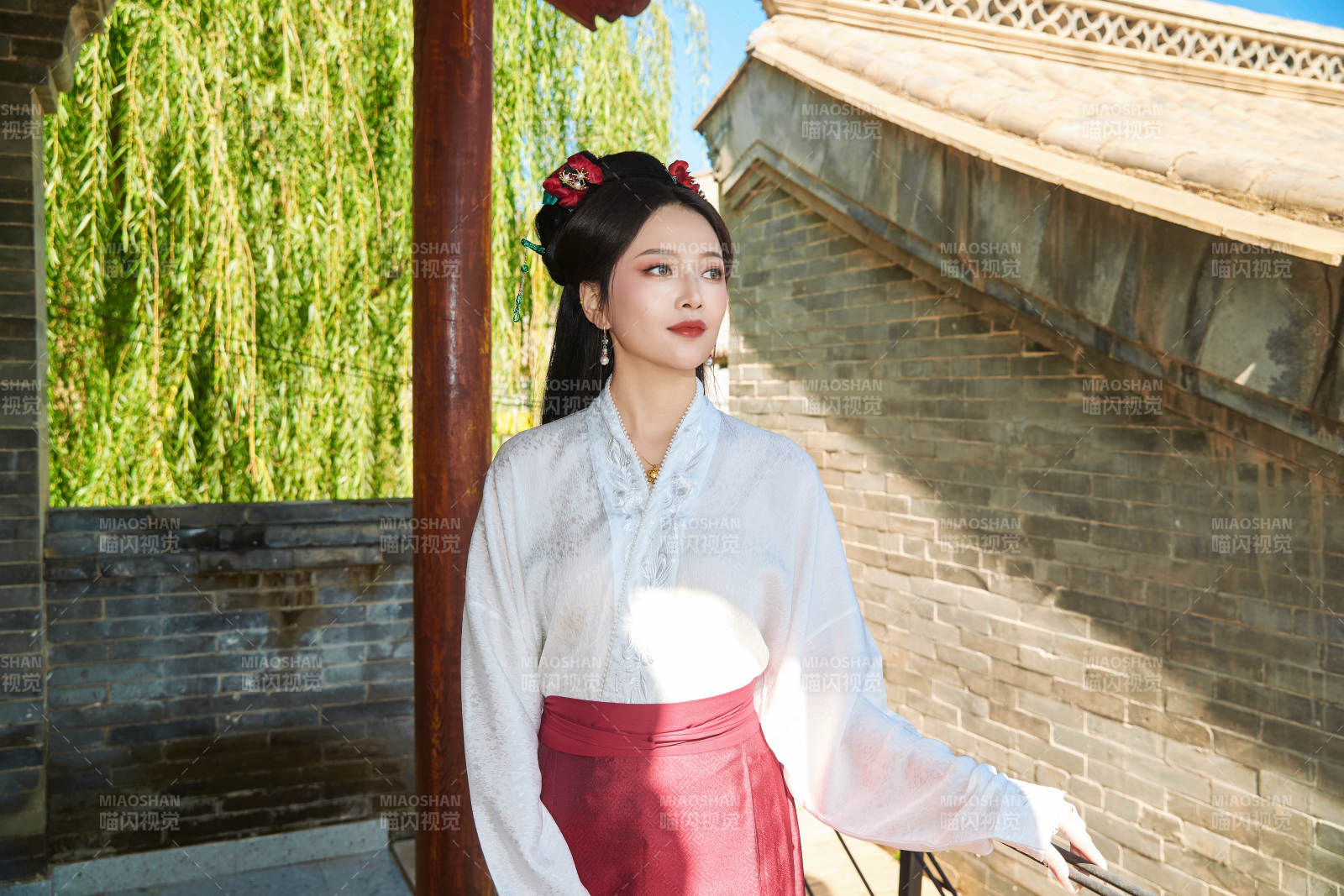 穿著中國漢族服飾馬面裙的東方女性