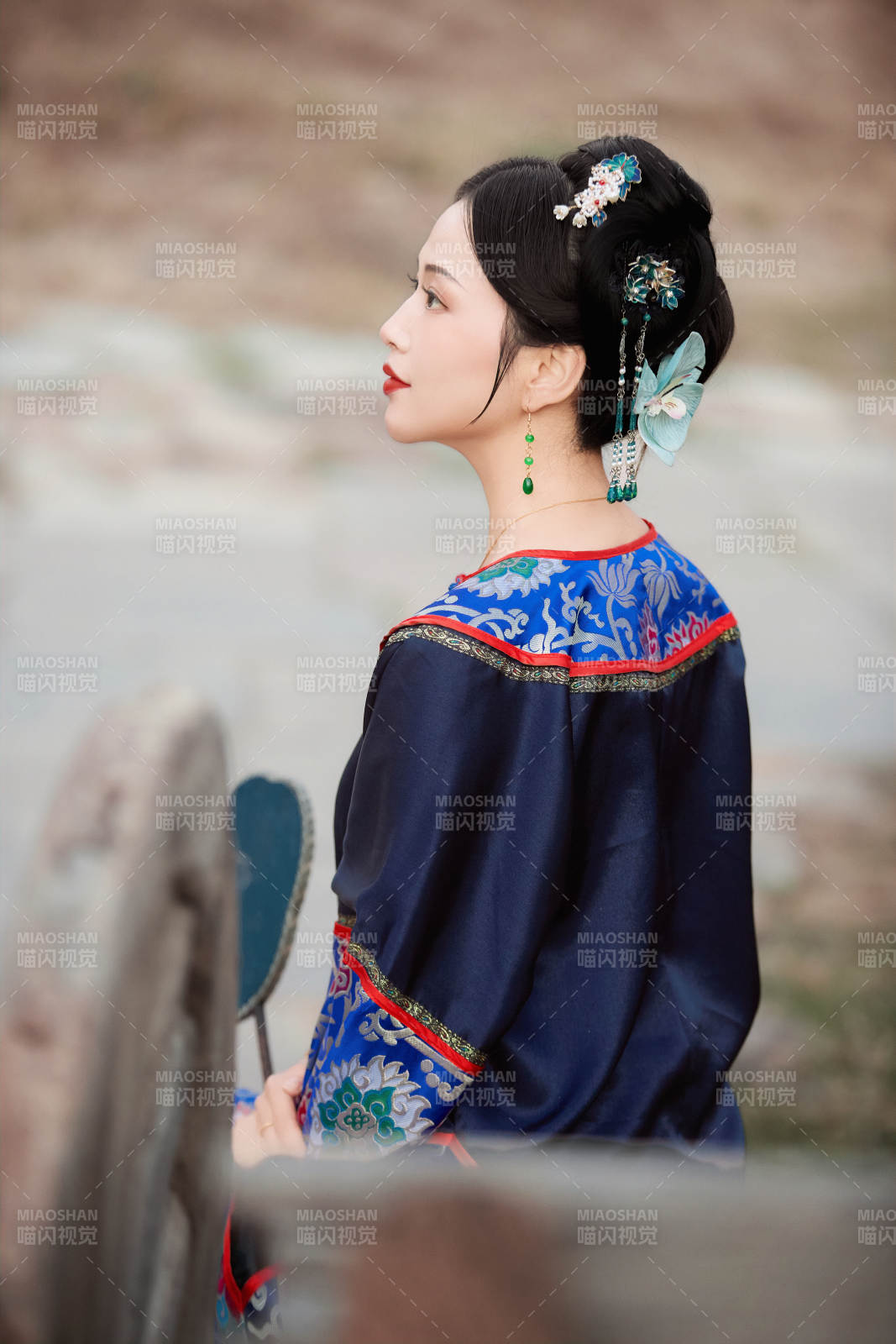 坐在古老手推車上的身穿晚清服飾的美女