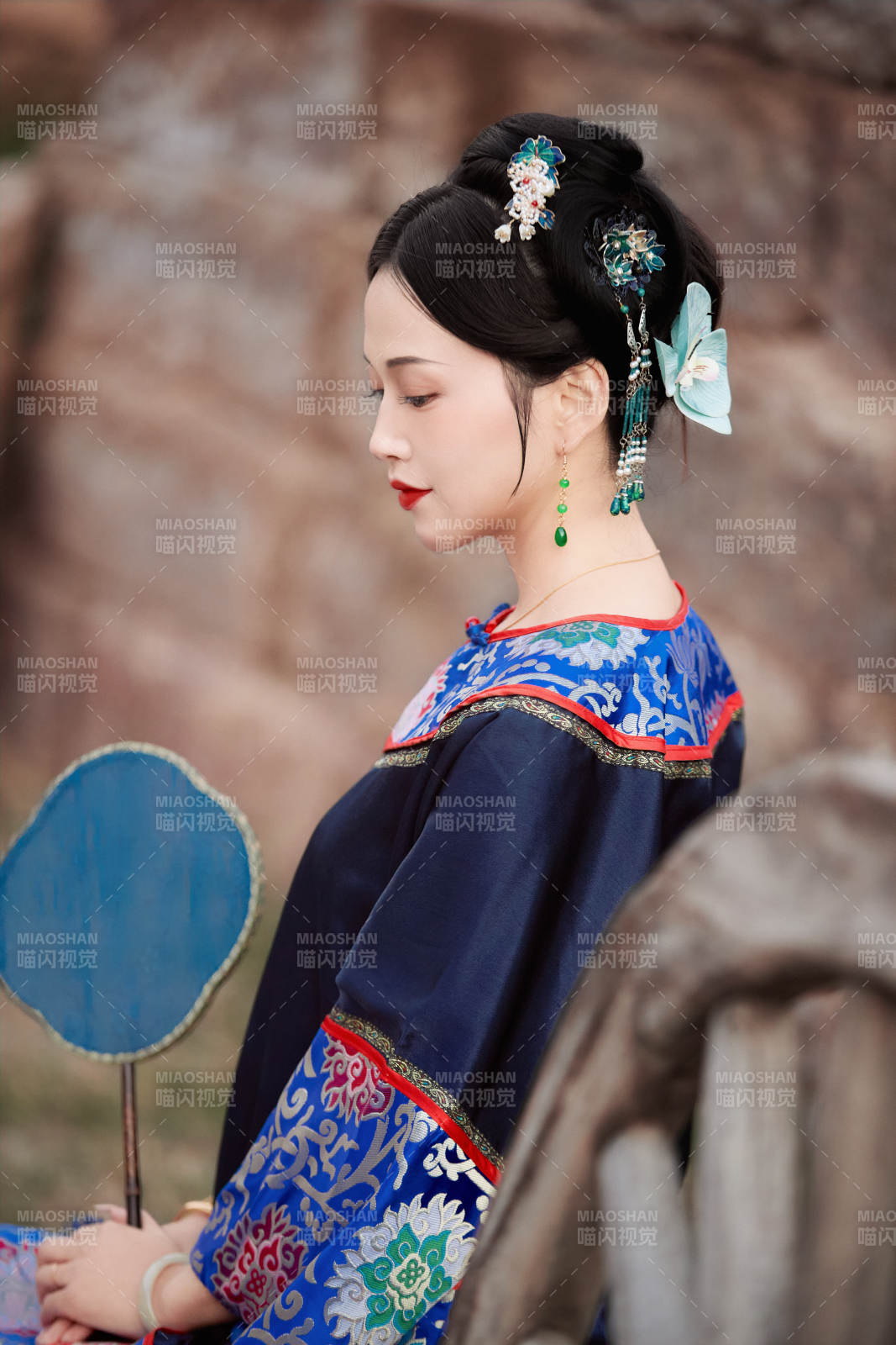 坐在古老手推車上的身穿晚清服飾的美女