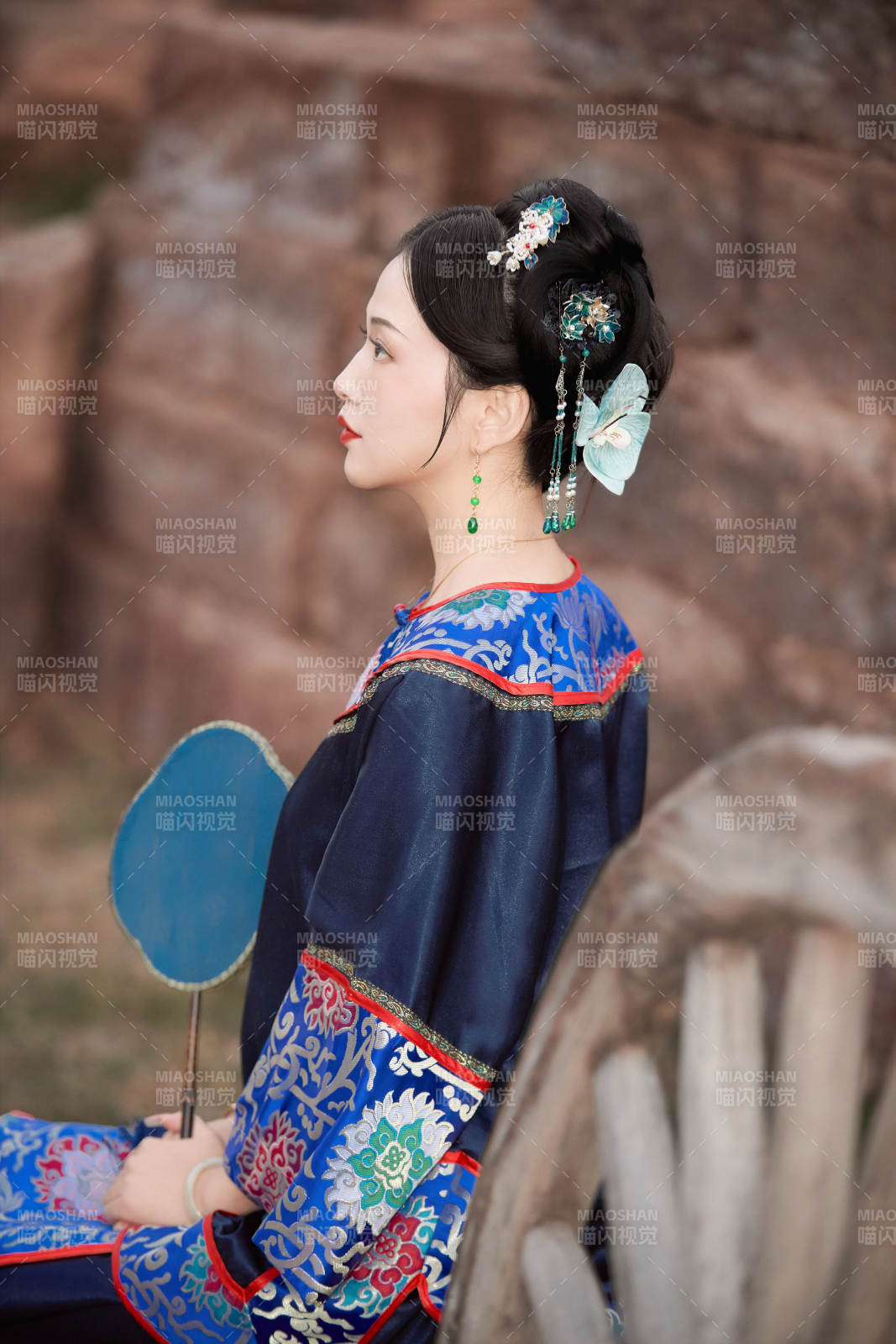 坐在古老手推車上的身穿晚清服飾的美女