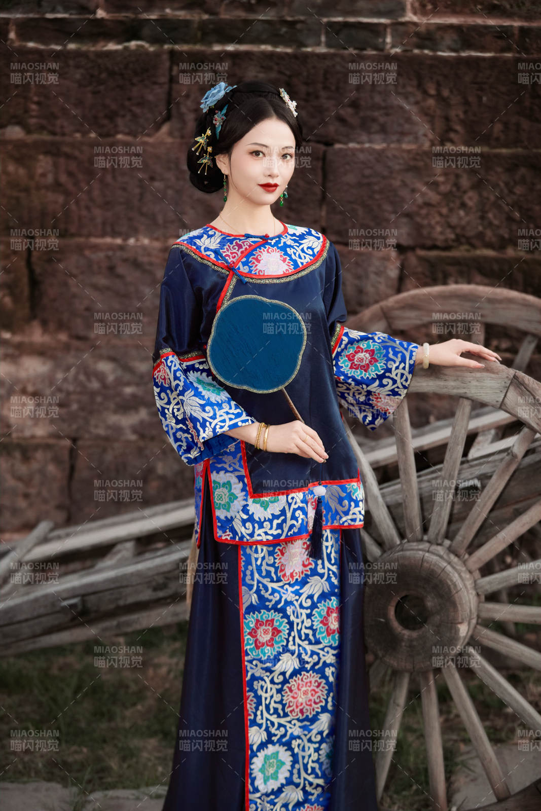 坐在古老手推車上的身穿晚清服飾的美女