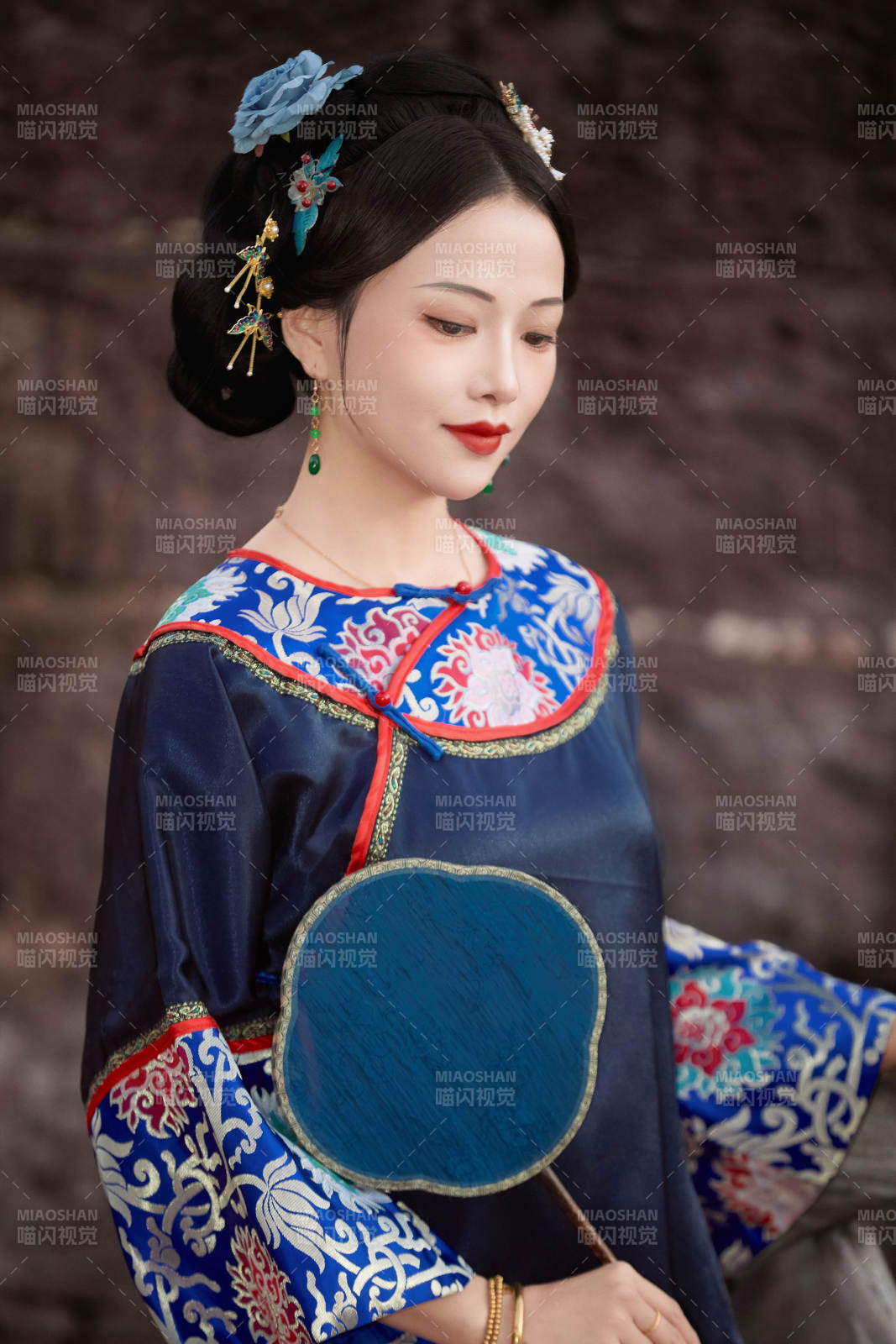 坐在古老手推車上的身穿晚清服飾的美女