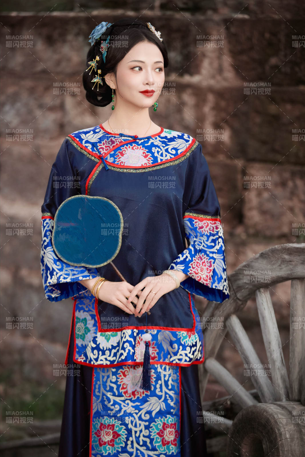 坐在古老手推車上的身穿晚清服飾的美女