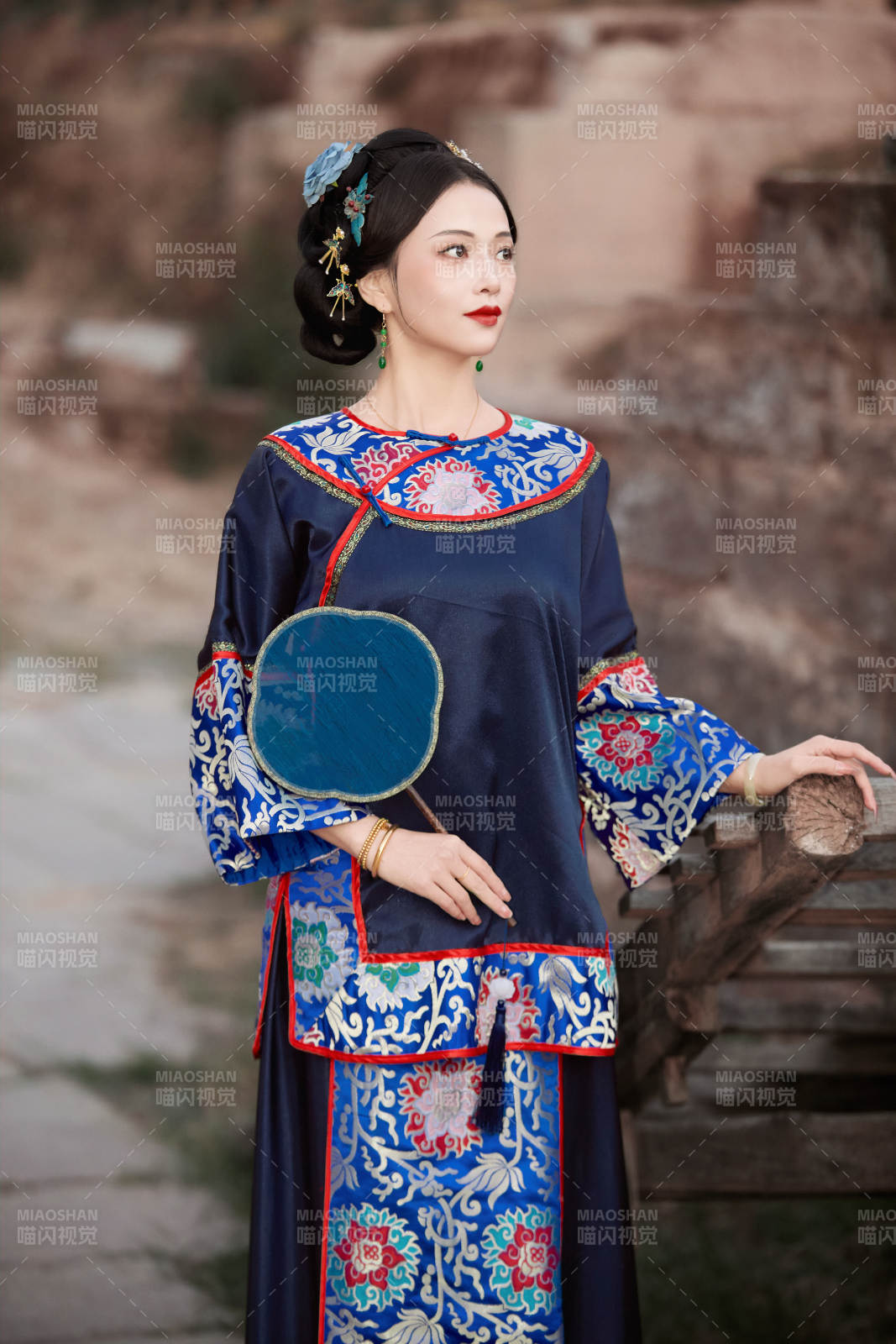 坐在古老手推車上的身穿晚清服飾的美女