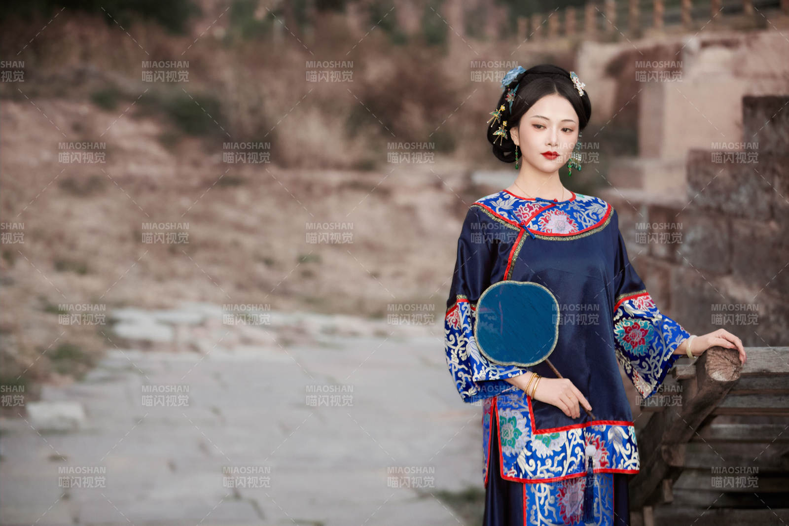 坐在古老手推車上的身穿晚清服飾的美女