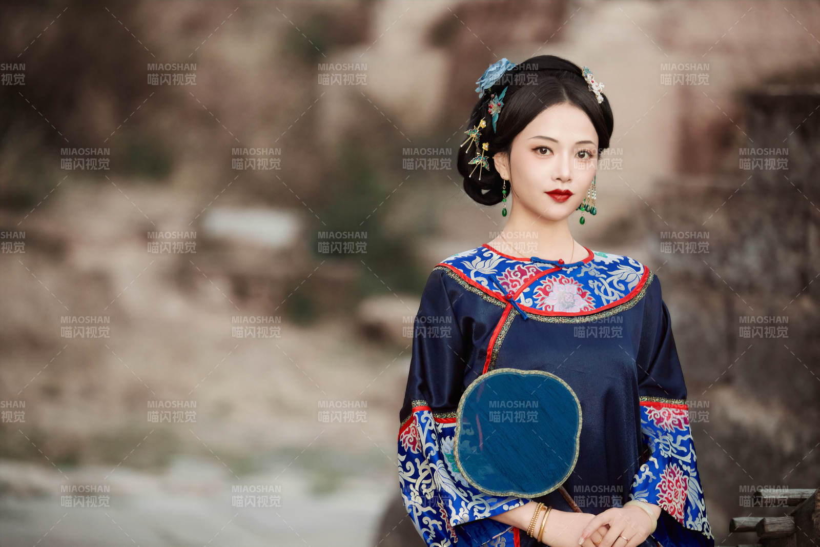 坐在古老手推车上的身穿晚清服饰的美女