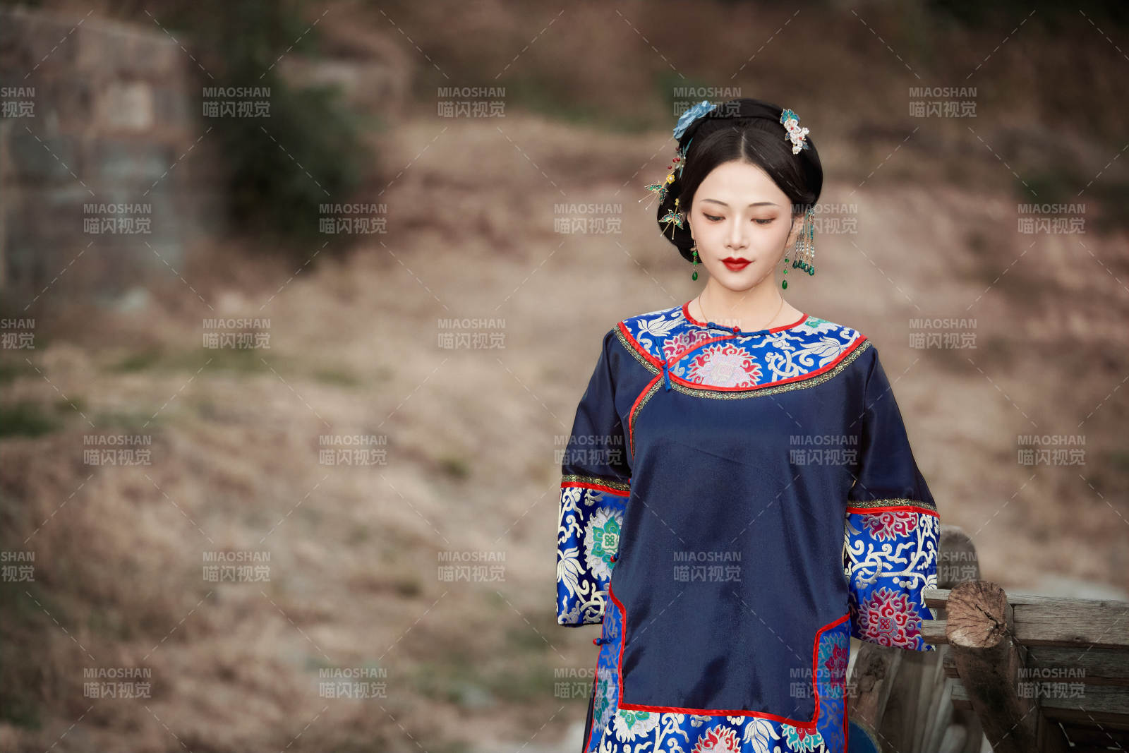 坐在古老手推車上的身穿晚清服飾的美女