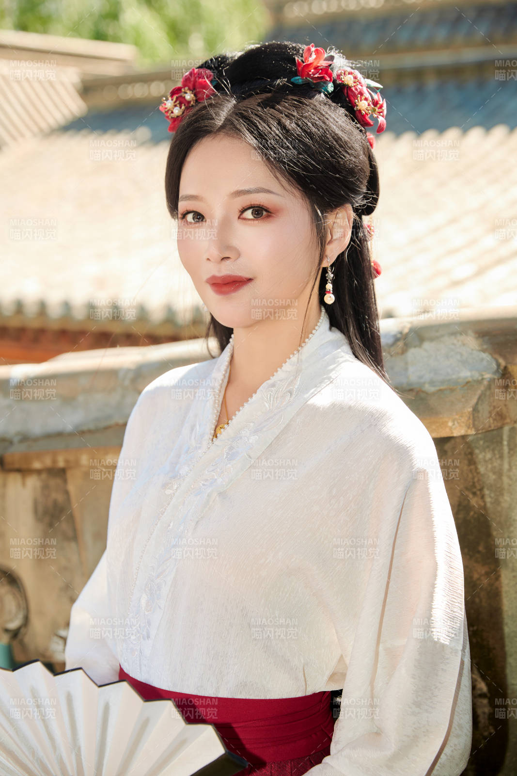 穿著中國漢族服飾馬面裙的東方女性