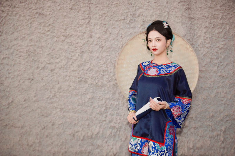 穿着中国晚清服饰在古城拍照的亚洲女性