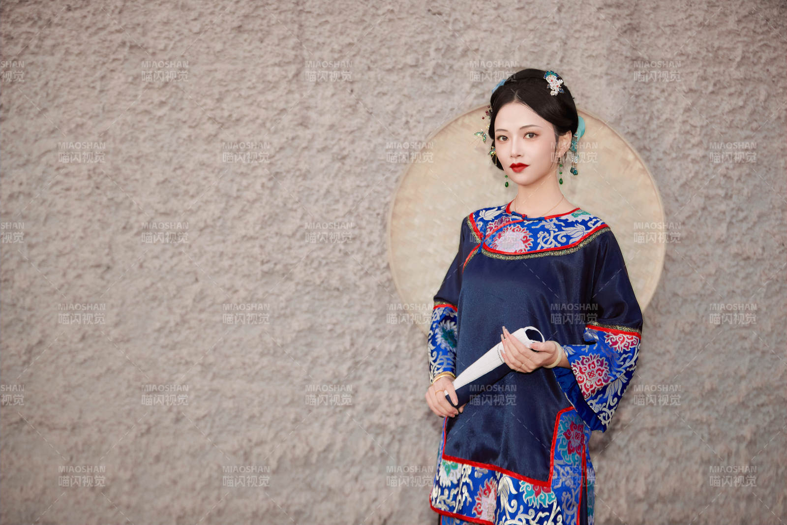 穿著中國(guó)晚清服飾在古城拍照的亞洲女性