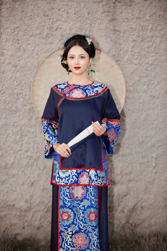 穿着中国晚清服饰在古城拍照的亚洲女性