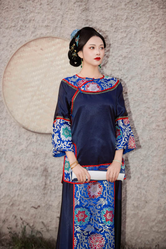 穿着中国晚清服饰在古城拍照的亚洲女性