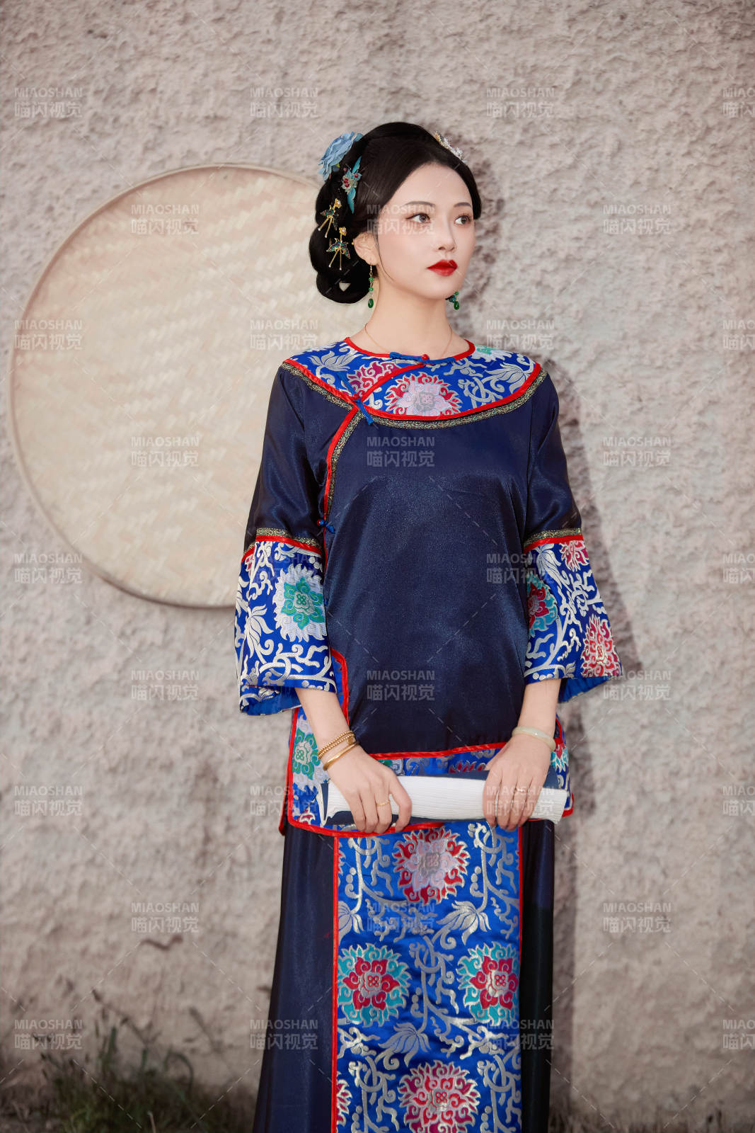 穿著中國晚清服飾在古城拍照的亞洲女性